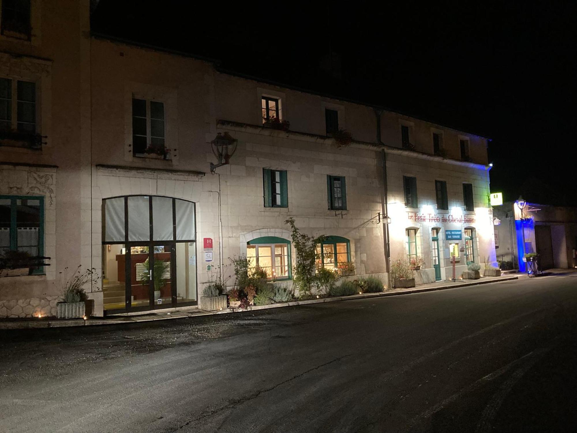 Logis Le Petit Troo Du Cheval Blanc Hotel Exterior photo